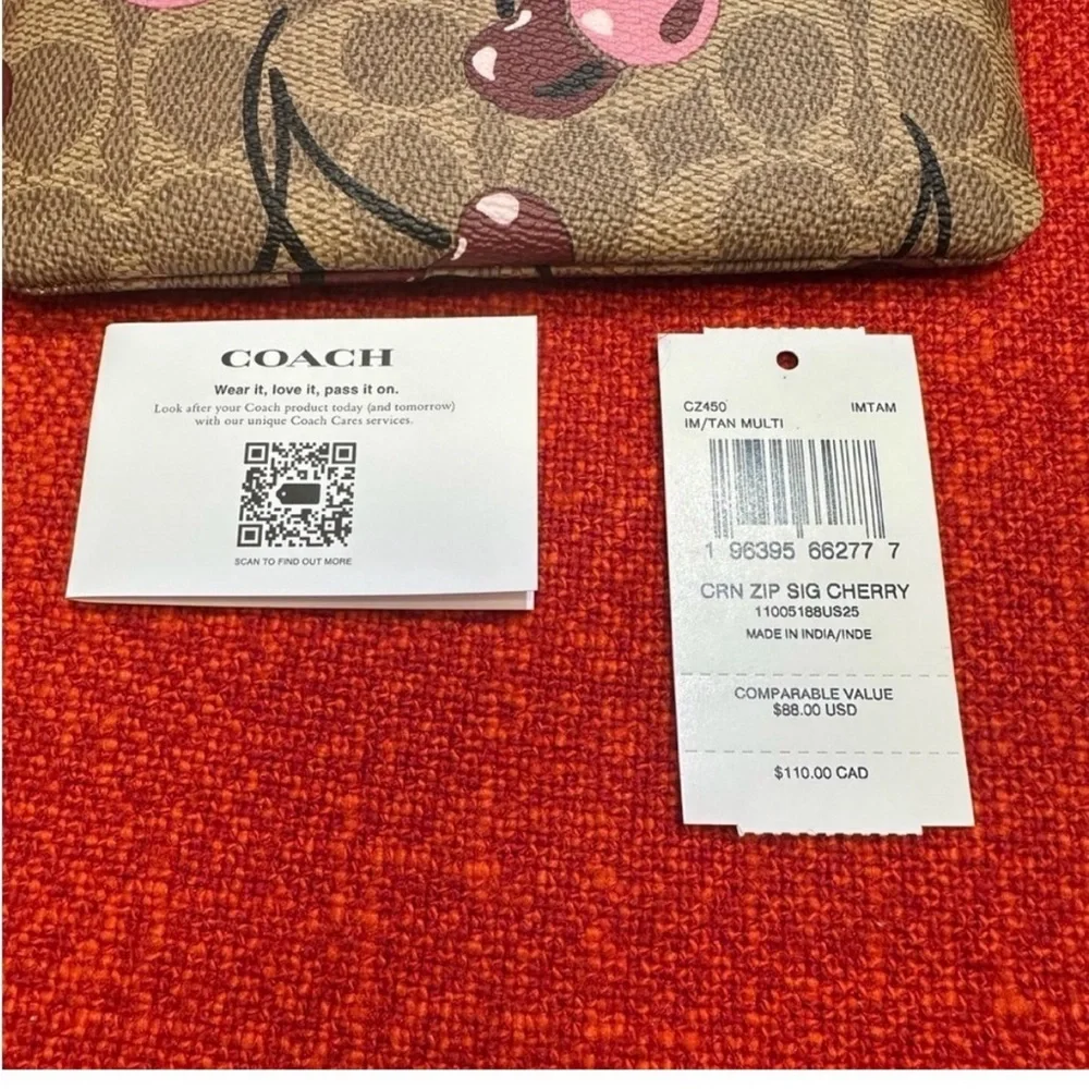 ❤️❤️❤️Coach Wallet/wristlet with cherry print CZ450❤️❤️❤️